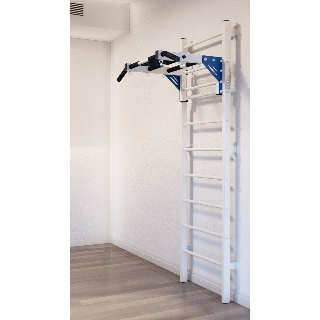 Drabinka gimnastyczna z poziomym drążkiem ARTikOS wzmocniona bielą z niebieskimi elementami