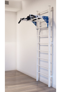 Drabinka gimnastyczna z poziomym drążkiem ARTikOS wzmocniona bielą z niebieskimi elementami