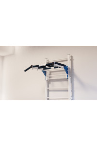 Drabinka gimnastyczna z poziomym drążkiem ARTikOS wzmocniona bielą z niebieskimi elementami