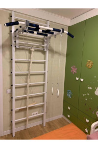 Drabinka gimnastyczna z poziomym drążkiem ARTikOS wzmocniona czernią z szarymi elementami