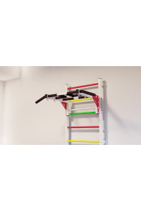 Drabinka gimnastyczna z poziomym drążkiem ARTikOS wzmocniona bielą wielokolorowymi stopniami