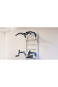 Drabinka gimnastyczna z poziomymi prętami i kratami ARTikOS wzmocniona bielą z niebieskimi elementami