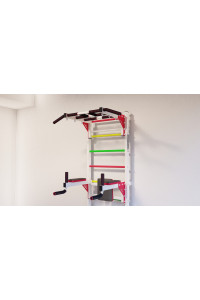 Szwedzka ściana z poziomym drążkiem, drążkami i ławką ARTKOS wzmocniona białymi schodami sygnalizacją świetlną