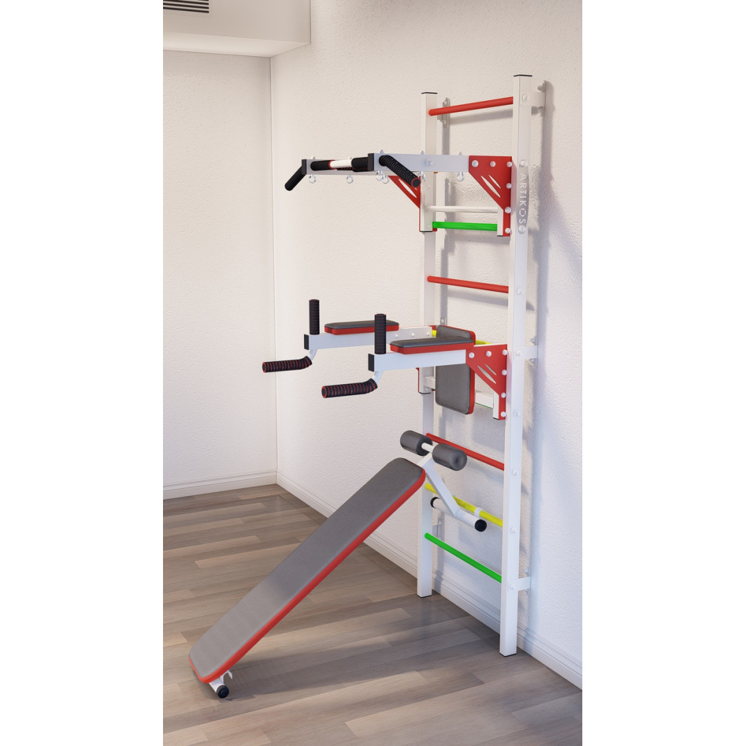 Szwedzka ściana z poziomym drążkiem, drążkami i ławką ARTKOS wzmocniona białymi schodami sygnalizacją świetlną