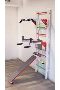 Szwedzka ściana z poziomym drążkiem, drążkami i ławką ARTKOS wzmocniona białymi schodami sygnalizacją świetlną