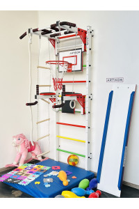 Drabinka gimnastyczna z poziomymi prętami i kratami ARTikOS wzmocniona bielą z czerwonymi elementami