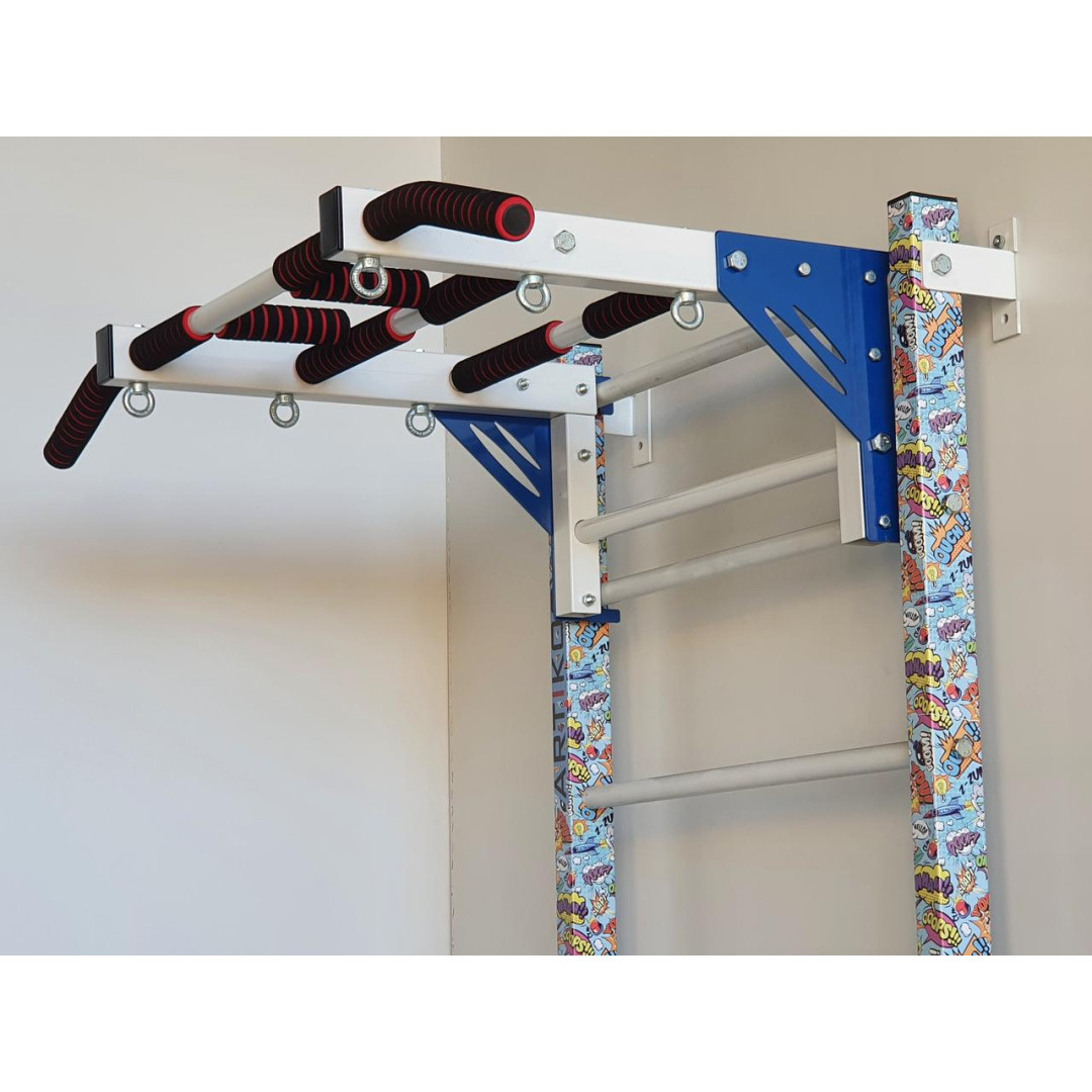 Drabinka gimnastyczna z poziomym drążkiem, drążkami i ławką ARTKOS wzmocniona bielą z niebieskimi elementami