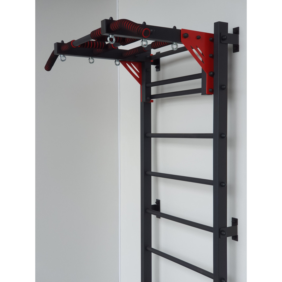 Drabinka gimnastyczna z poziomym drążkiem, drążkami i ławką ARTITKOS wzmocniona czernią z czerwonymi elementami