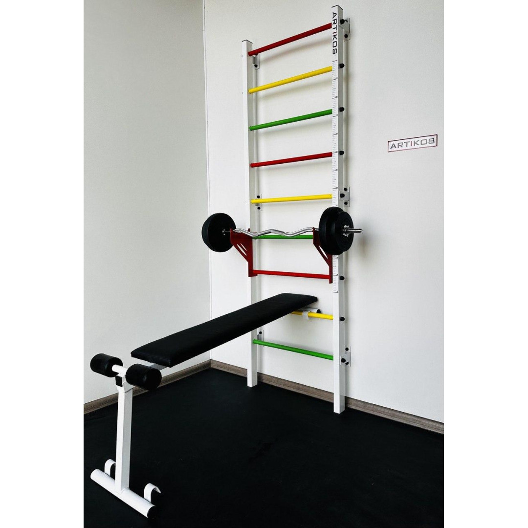 Szwedzka ściana z poziomym drążkiem, drążkami i ławką ARTKOS wzmocniona białymi schodami sygnalizacją świetlną
