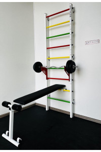 Szwedzka ściana z poziomym drążkiem, drążkami i ławką ARTKOS wzmocniona białymi schodami sygnalizacją świetlną