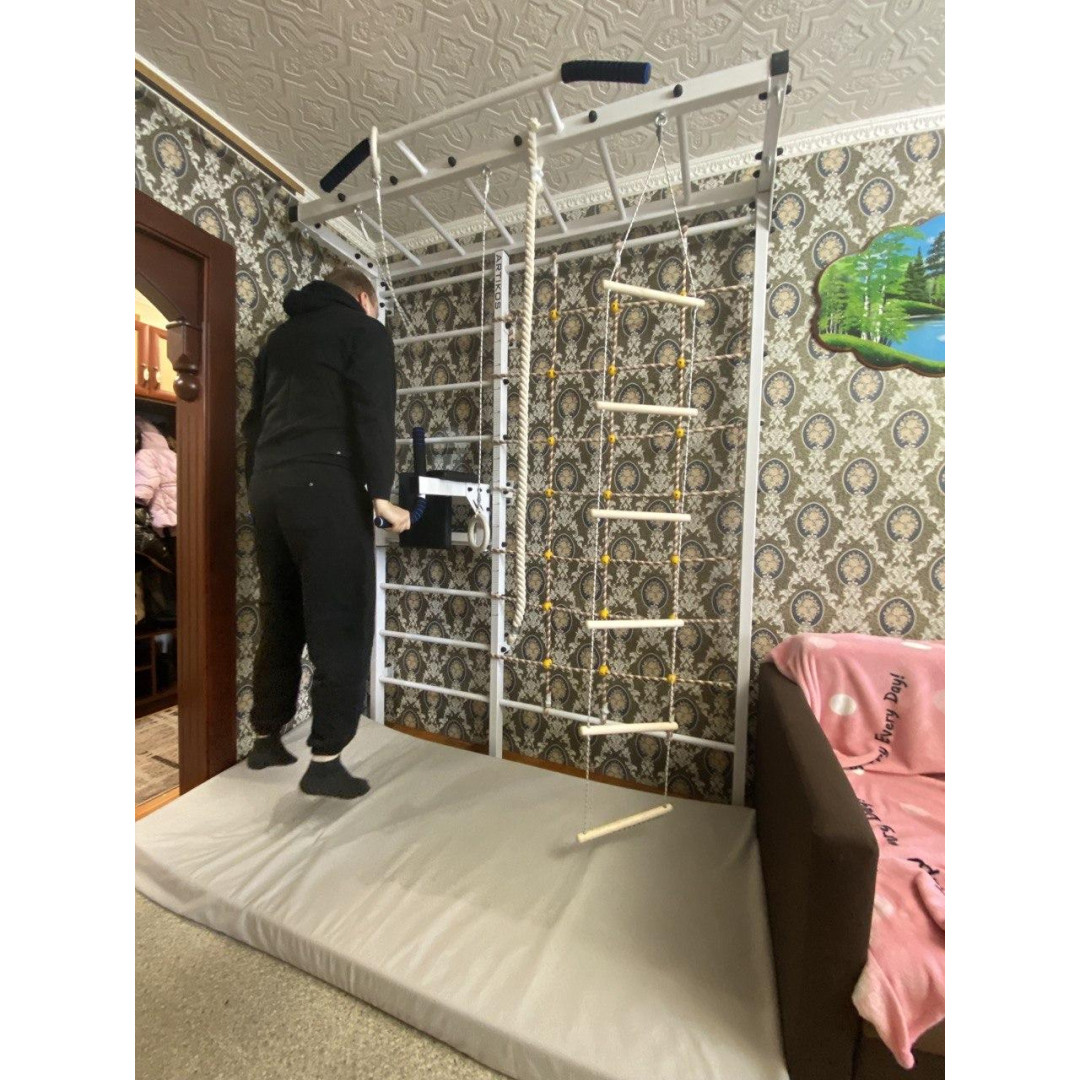 Ściana z uchwytem ARTKOS + listwy dociskowe