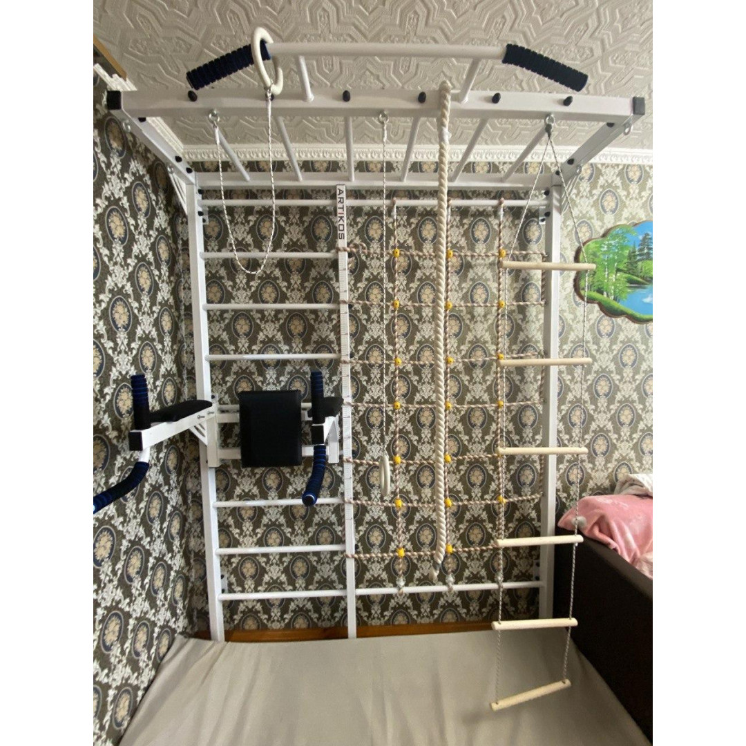 Ściana z uchwytem ARTKOS + listwy dociskowe