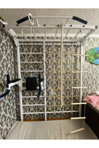 Ściana z uchwytem ARTKOS + listwy dociskowe