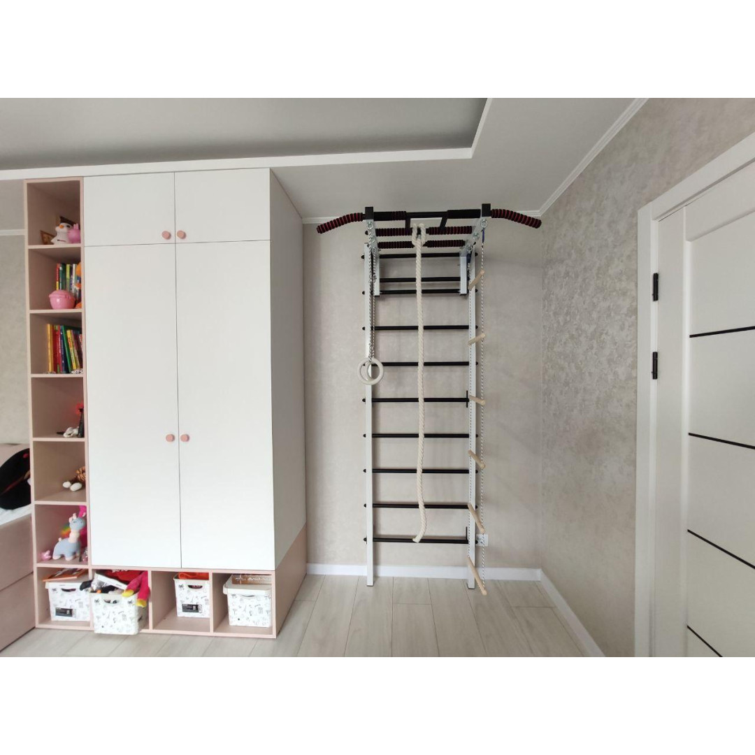 Drabinka gimnastyczna z poziomym drążkiem ARTikOS wzmocniona bielą z czarnymi elementami