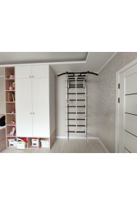 Drabinka gimnastyczna z poziomym drążkiem ARTikOS wzmocniona bielą z czarnymi elementami