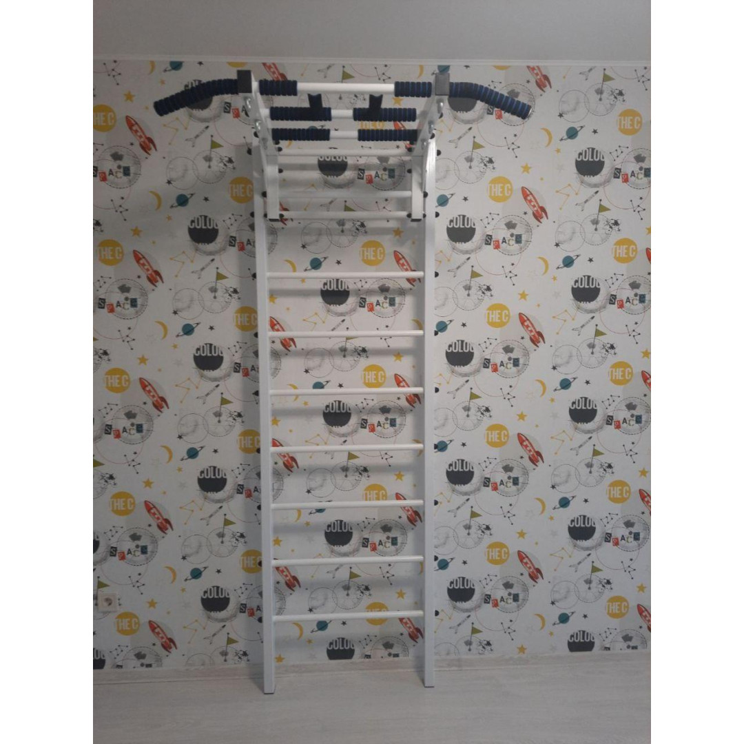 Drabinka gimnastyczna z poziomym drążkiem ARTikOS wzmocniona bielą z czerwonymi elementami