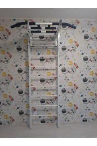 Drabinka gimnastyczna z poziomym drążkiem ARTikOS wzmocniona bielą z czerwonymi elementami