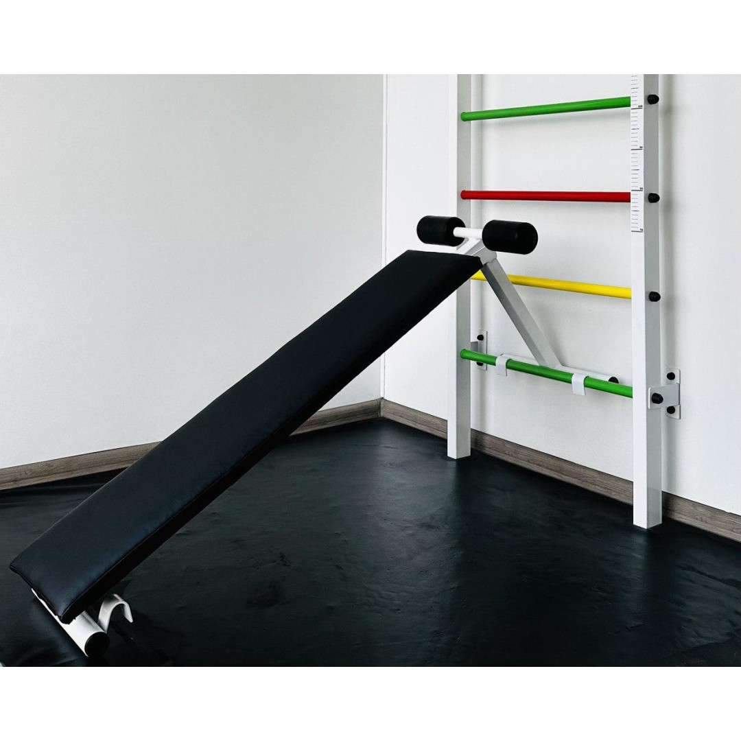 Drabinka gimnastyczna z poziomym drążkiem, drążkami i ławką ARTKOS wzmocniona bielą z czerwonymi elementami