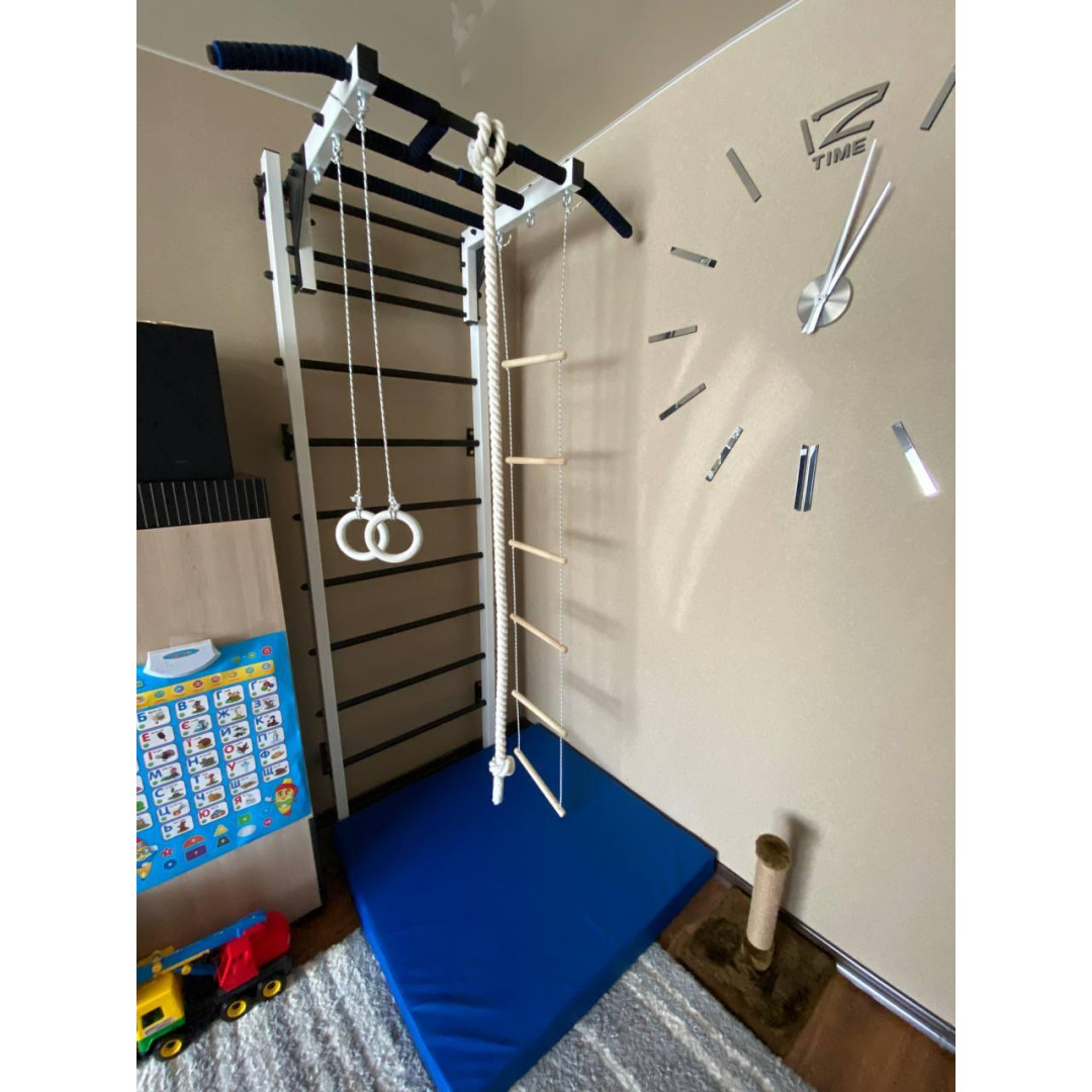 Drabinka gimnastyczna z poziomym drążkiem ARTikOS wzmocniona bielą z czarnymi elementami