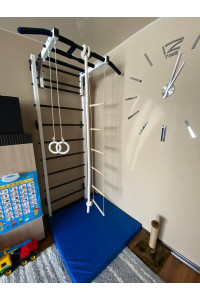 Drabinka gimnastyczna z poziomym drążkiem ARTikOS wzmocniona bielą z czarnymi elementami