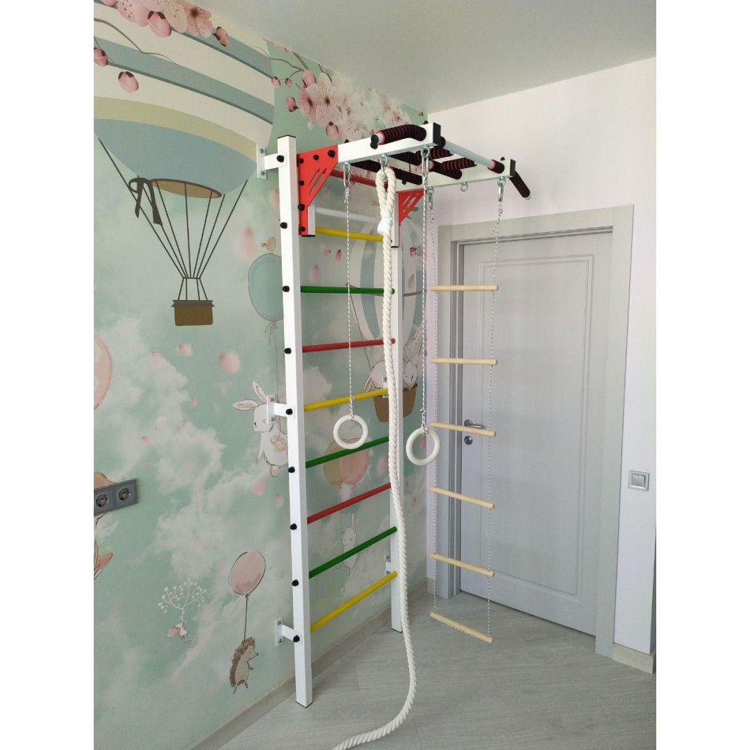 Drabinka gimnastyczna z poziomym drążkiem ARTikOS wzmocniona bielą wielokolorowymi stopniami