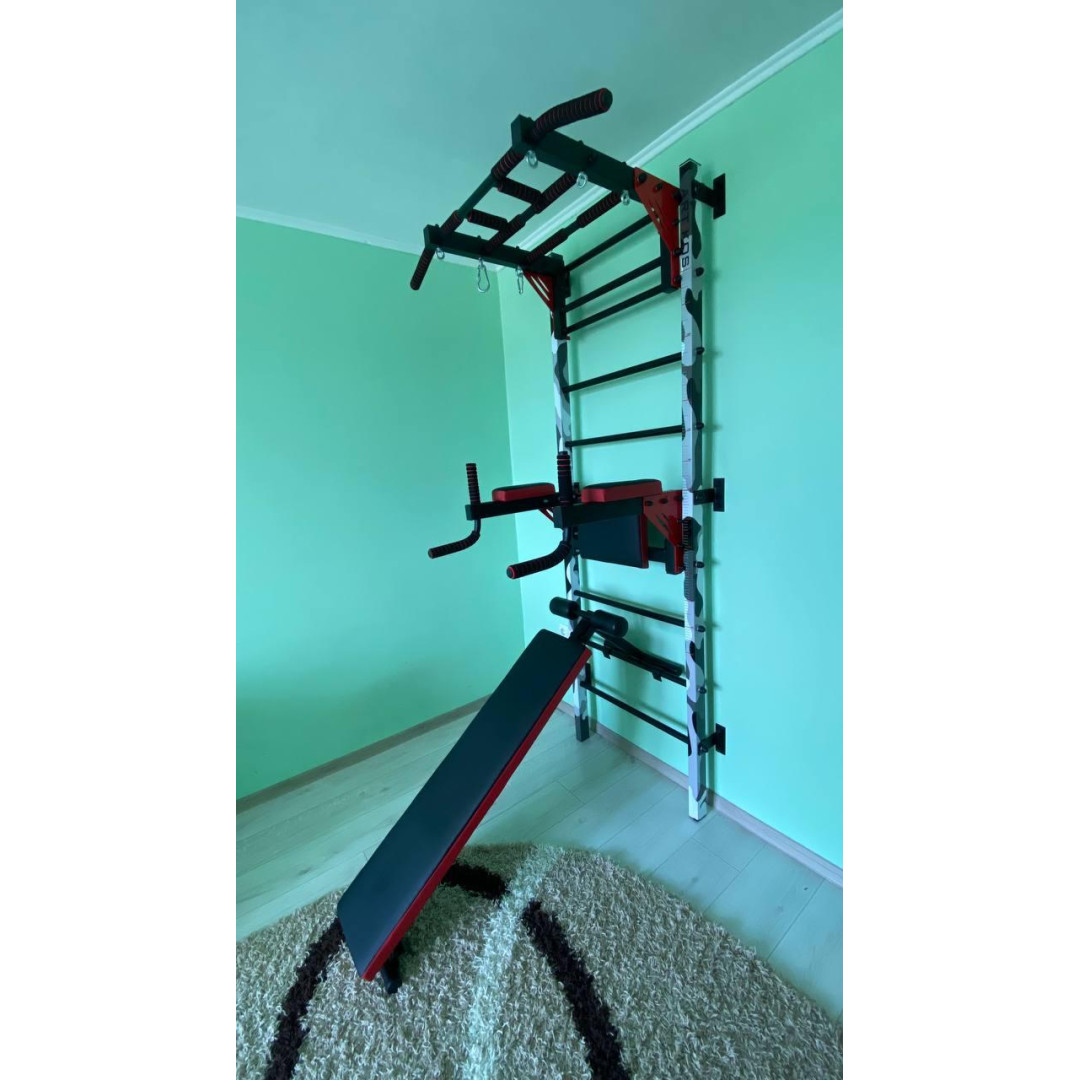 Ścianka szwedzka z poziomym drążkiem, drążkami i ławką ARTKOS wzmocniona nadrukiem 