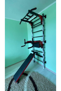 Ścianka szwedzka z poziomym drążkiem, drążkami i ławką ARTKOS wzmocniona nadrukiem 