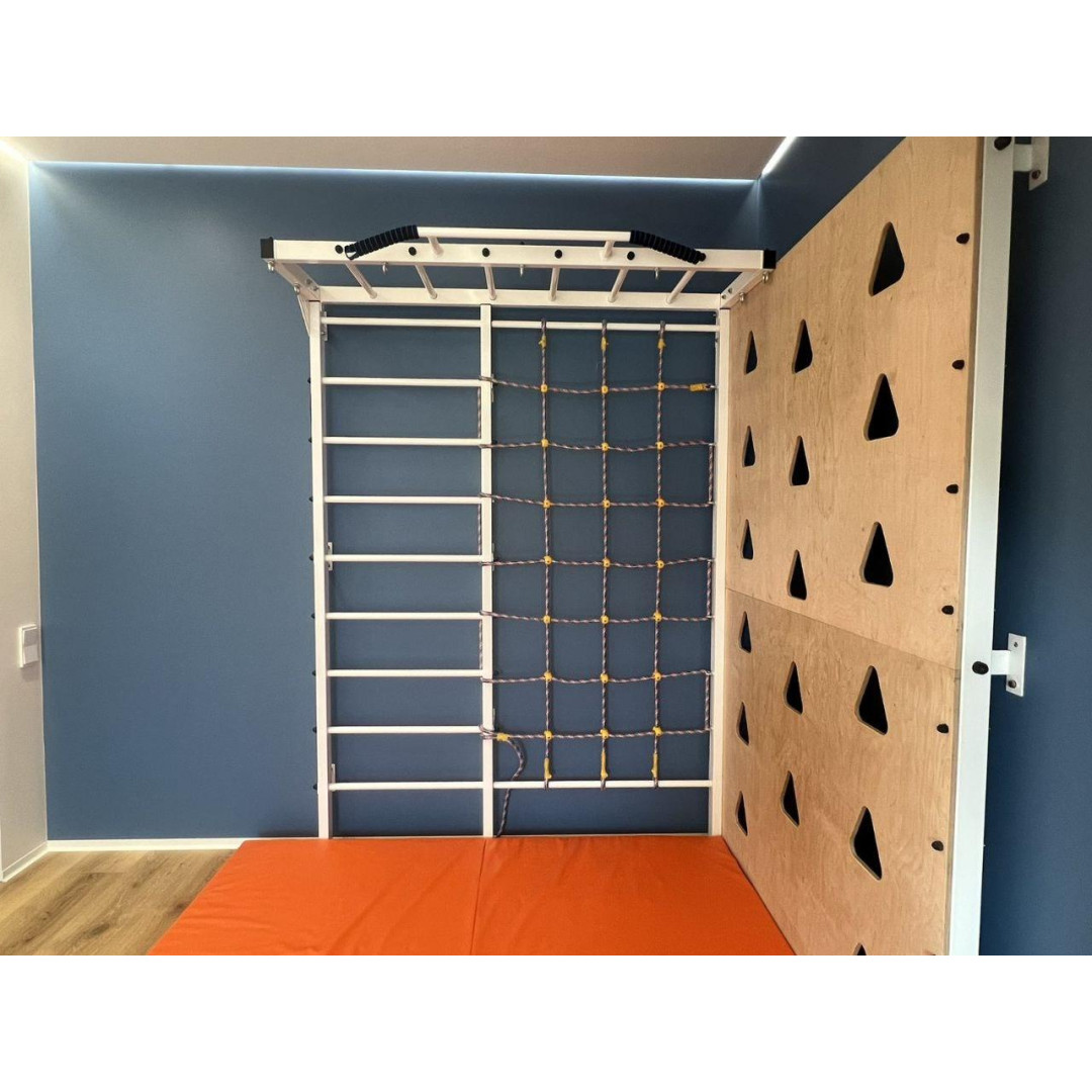 Drabinka gimnastyczna w kolorze białym z poręczą, ścianką wspinaczkową i matą