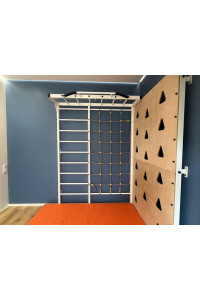 Drabinka gimnastyczna w kolorze białym z poręczą, ścianką wspinaczkową i matą