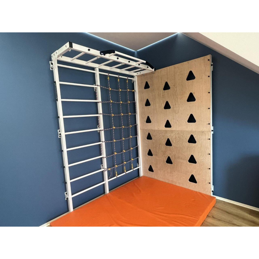 Drabinka gimnastyczna w kolorze białym z poręczą, ścianką wspinaczkową i matą