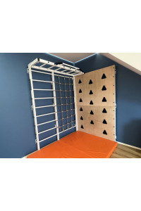 Drabinka gimnastyczna w kolorze białym z poręczą, ścianką wspinaczkową i matą