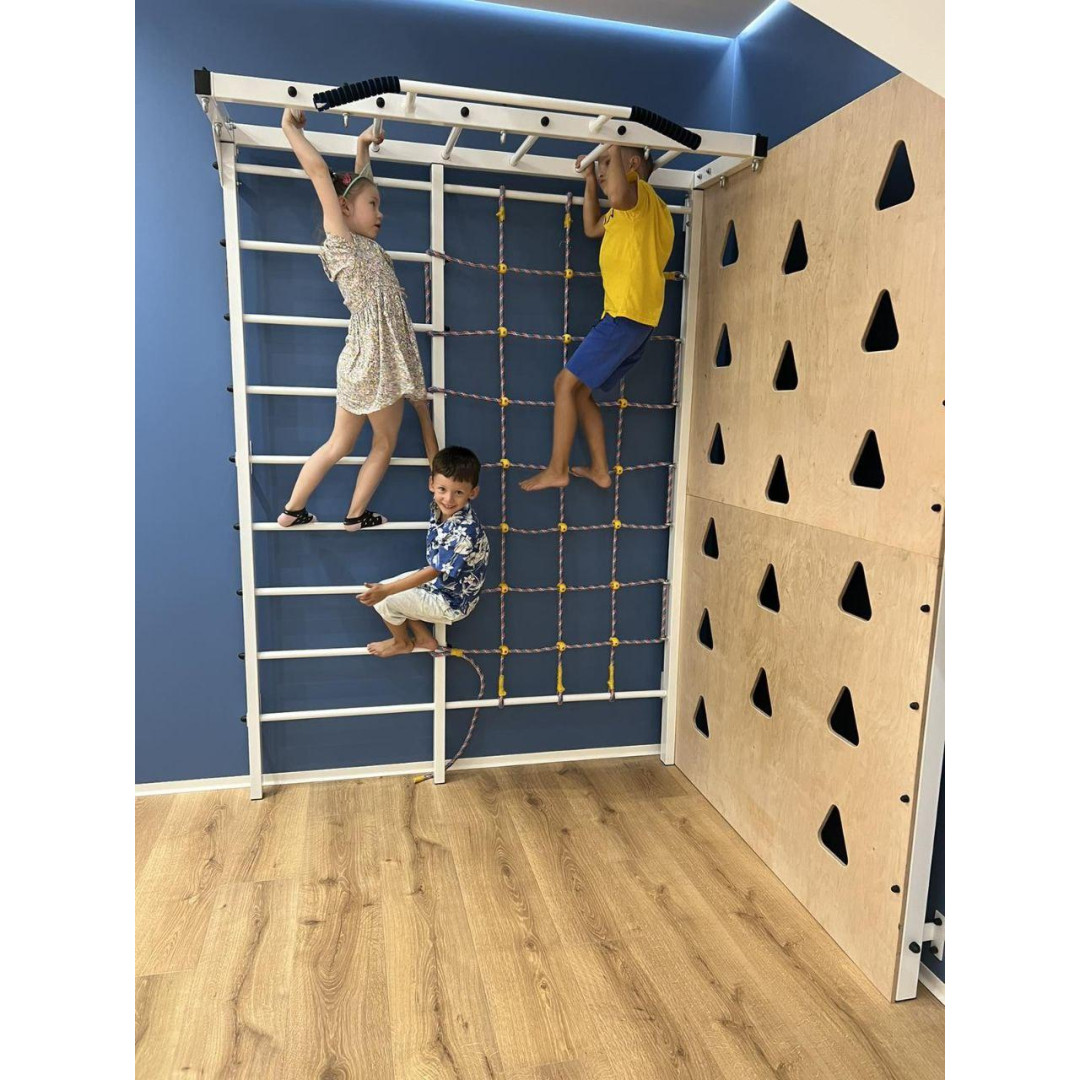 Drabinka gimnastyczna w kolorze białym z poręczą, ścianką wspinaczkową i matą