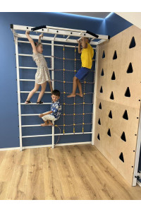 Drabinka gimnastyczna w kolorze białym z poręczą, ścianką wspinaczkową i matą