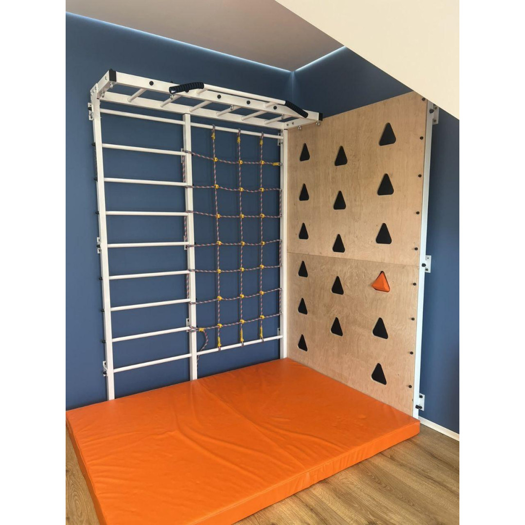 Drabinka gimnastyczna w kolorze białym z poręczą, ścianką wspinaczkową i matą