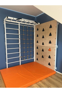 Drabinka gimnastyczna w kolorze białym z poręczą, ścianką wspinaczkową i matą