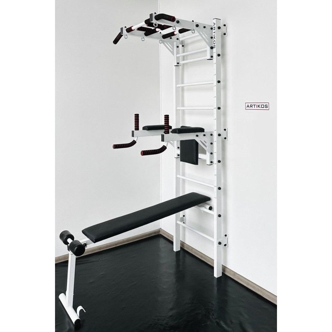 Szwedzka ściana z poziomymi kratami i białą ławką Artikos