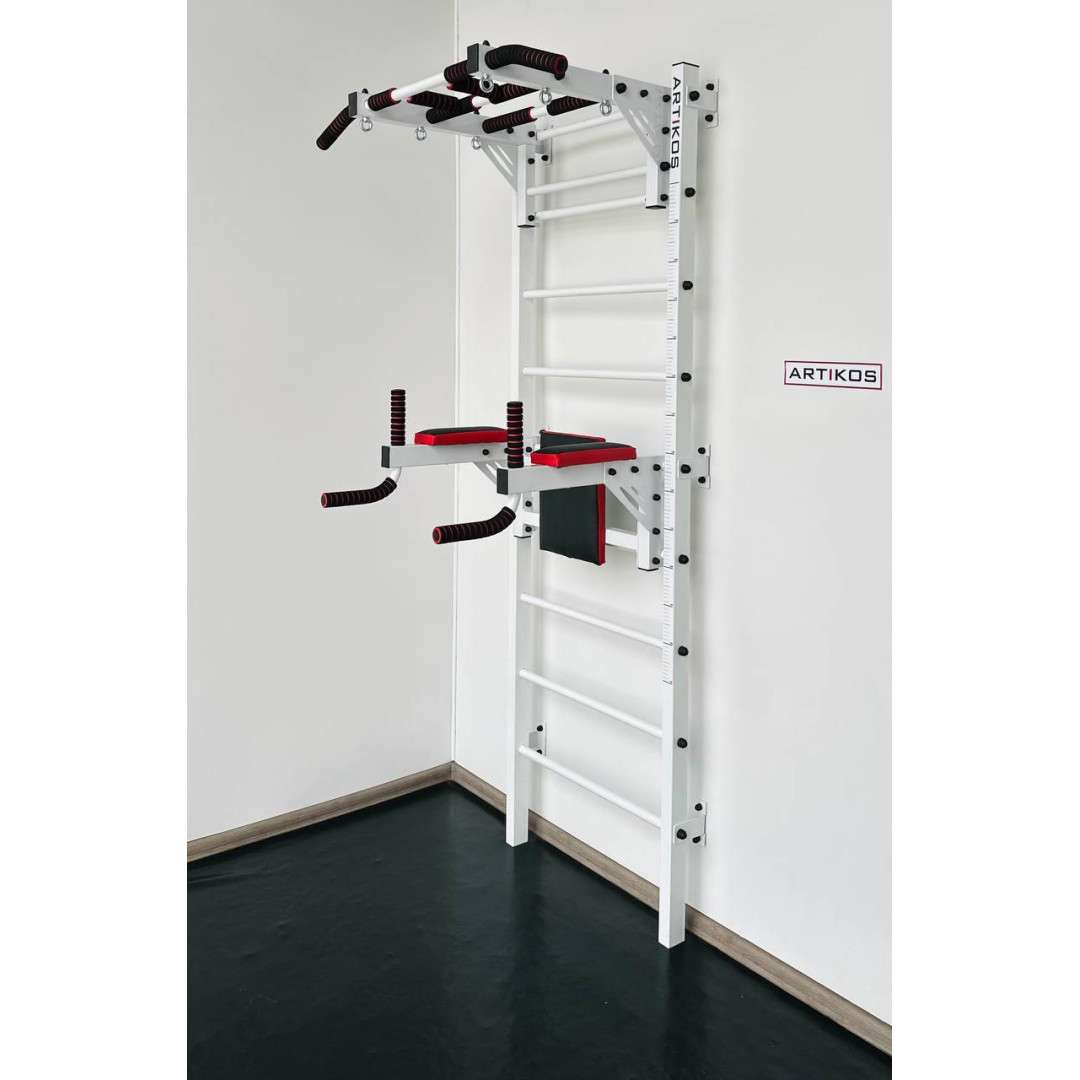 Szwedzka ściana z poziomymi kratami i białą ławką Artikos