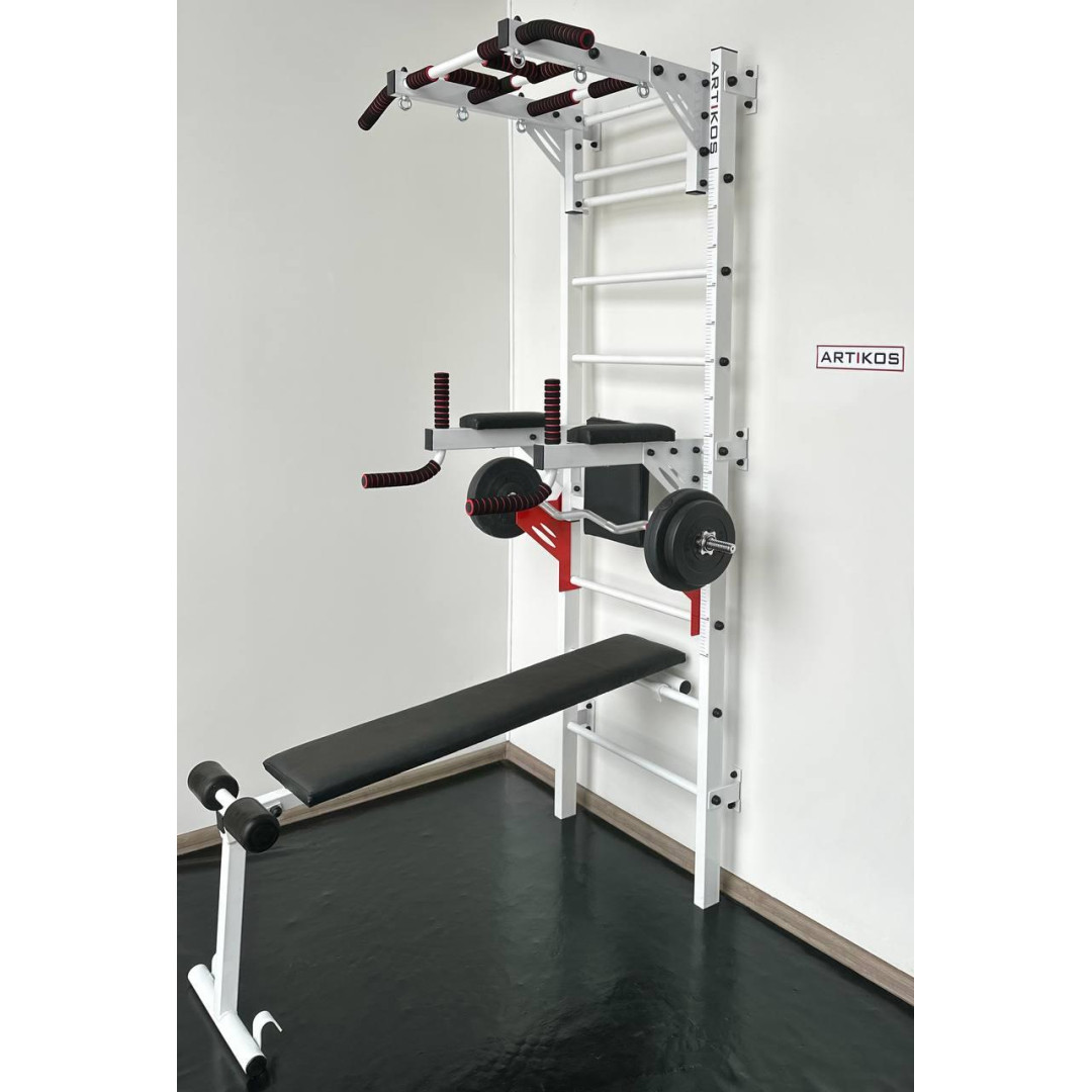 Szwedzka ściana z poziomymi kratami i białą ławką Artikos