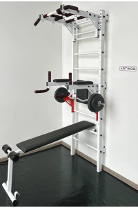 Szwedzka ściana z poziomymi kratami i białą ławką Artikos