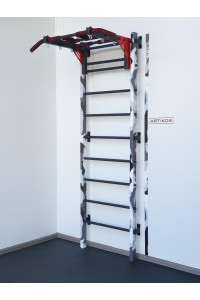 Szwedzka ściana wojskowa z zestawem dla dzieci i matą