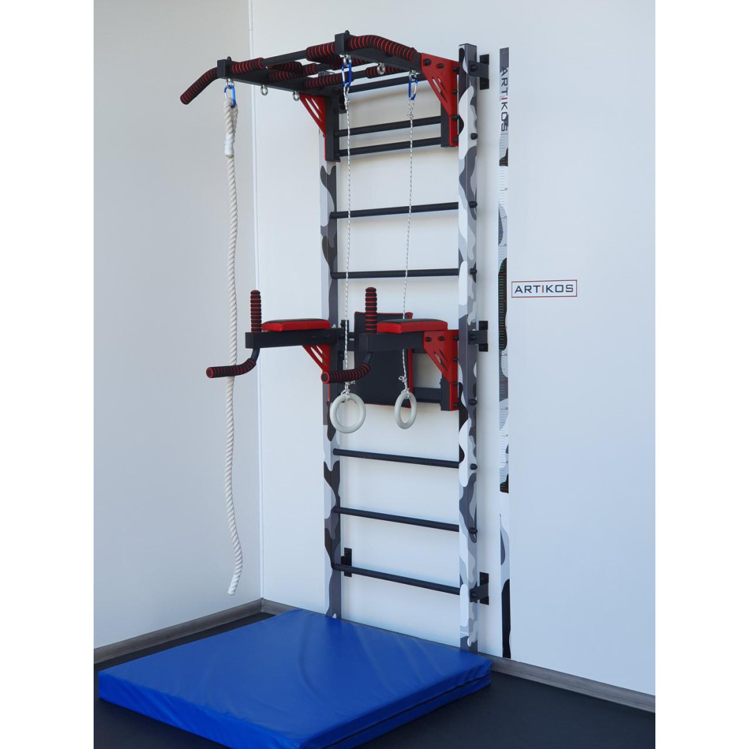 Szwedzka ściana wojskowa z zestawem dla dzieci i matą