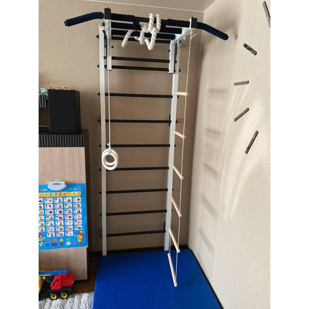 Szwedzka ściana jest biało-czarna, zestaw dla dzieci