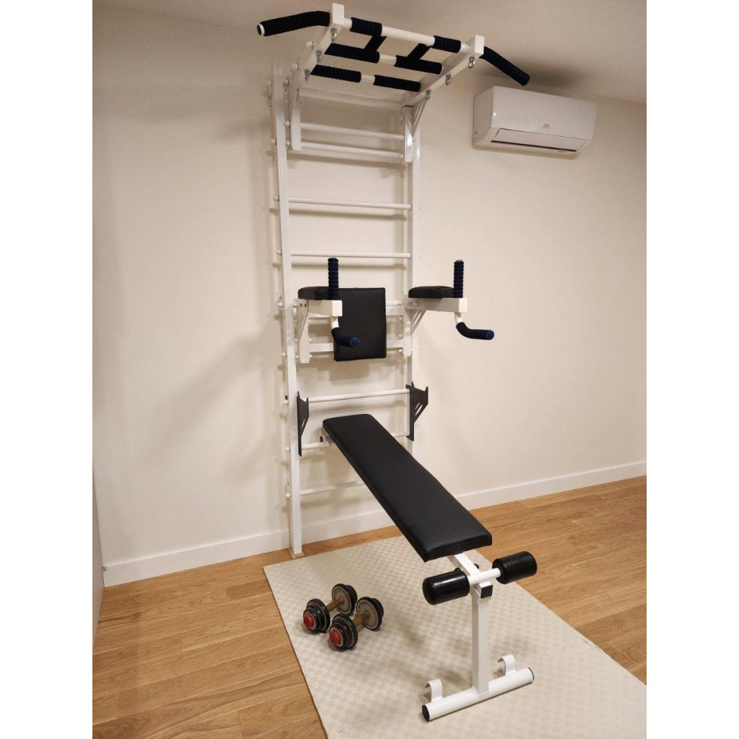 Szwedzka ściana z poziomymi kratami i białą ławką Artikos