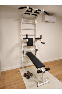 Szwedzka ściana z poziomymi kratami i białą ławką Artikos