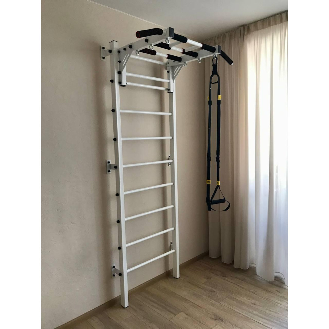 Szwedzka ściana z poziomymi kratami i białą ławką Artikos