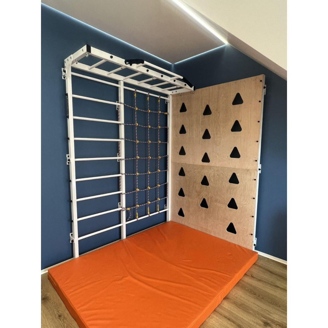 Drabinka gimnastyczna w kolorze białym z poręczą, ścianką wspinaczkową i matą