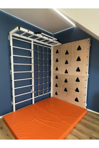 Drabinka gimnastyczna w kolorze białym z poręczą, ścianką wspinaczkową i matą