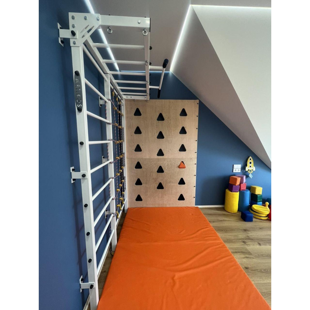 Drabinka gimnastyczna w kolorze białym z poręczą, ścianką wspinaczkową i matą