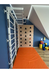 Drabinka gimnastyczna w kolorze białym z poręczą, ścianką wspinaczkową i matą