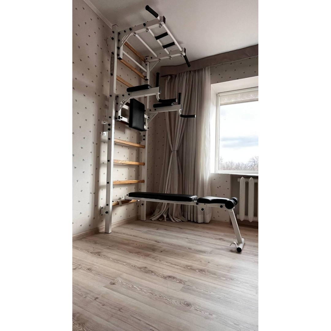 Drabinka gimnastyczna z poziomym drążkiem i kratami czarno-białymi Artikos PREMIUM